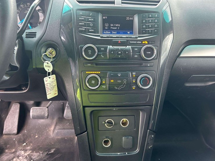 2017-ford-explorer-image-17