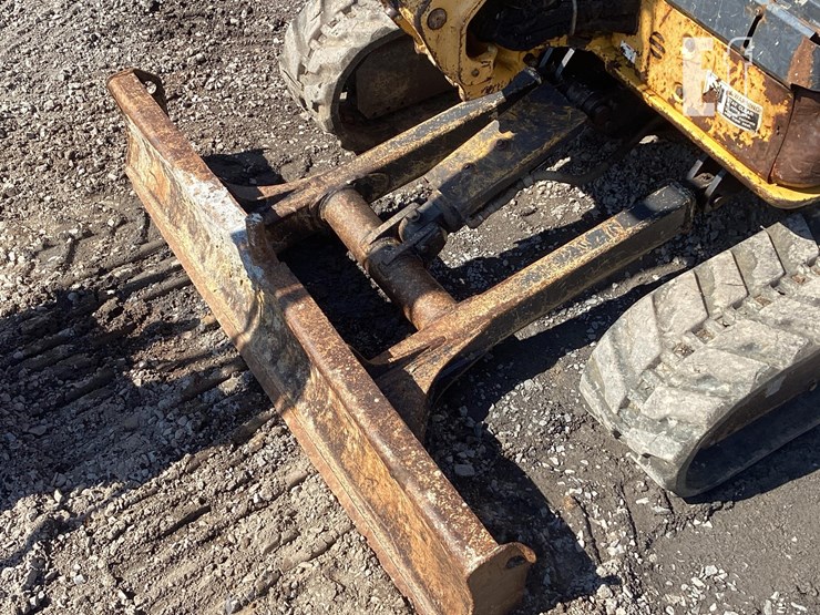 2013-deere-35d-image-12