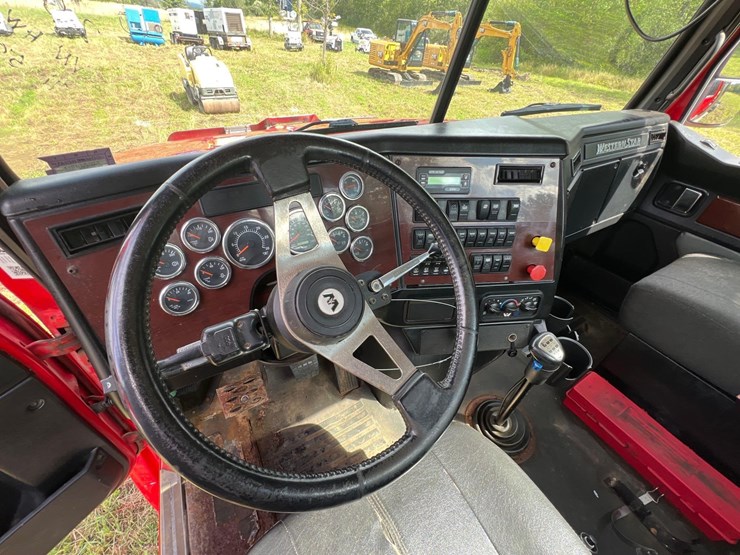 2017-western-star-4700sf-image-25