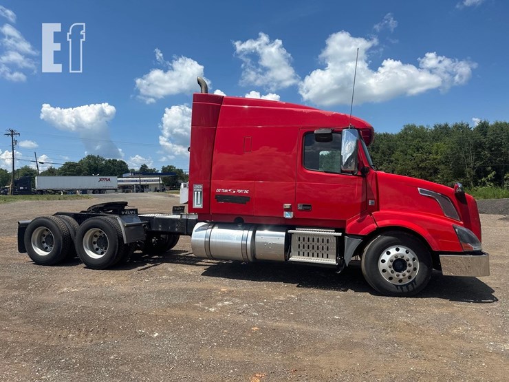 2013-volvo-vnl64t630-image-4