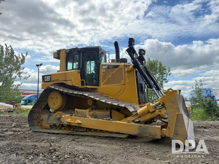 2019-caterpillar-d6t-image-1