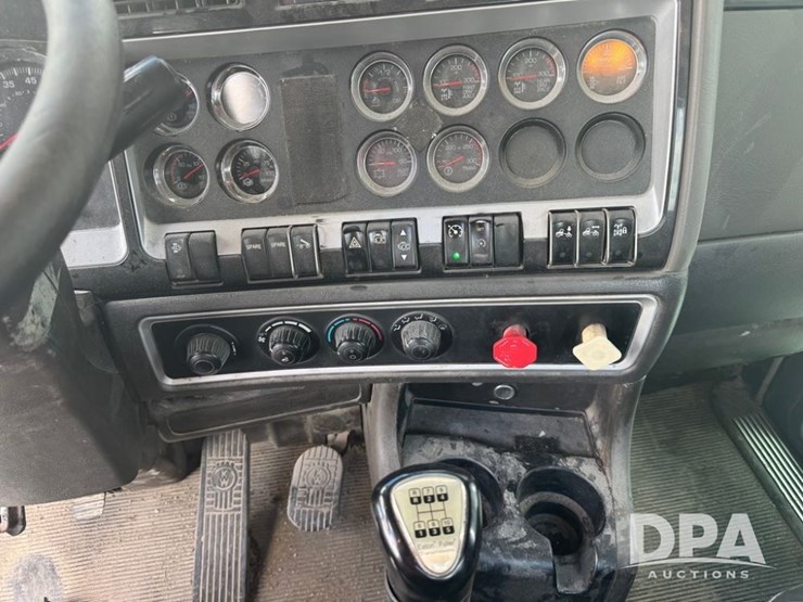 2011-kenworth-t800-image-21