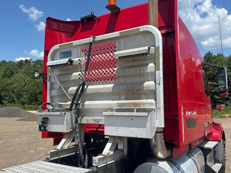 2013-volvo-vnl64t630-image-15