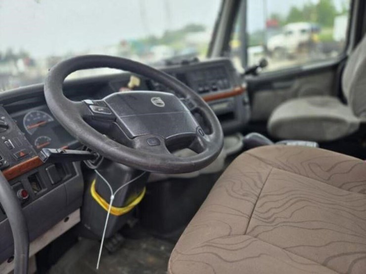 2012-volvo-d13-t/a-hiway-tractor---day-cab-4v4nc9e-image-32