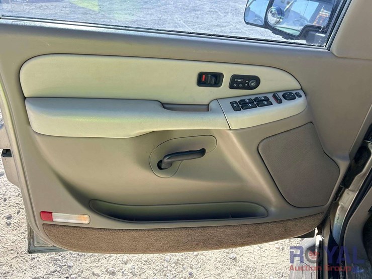 2001-chevrolet-suburban-image-11