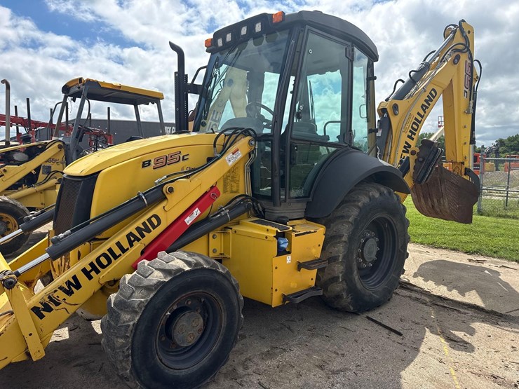 2017-new-holland-b95c-image-7