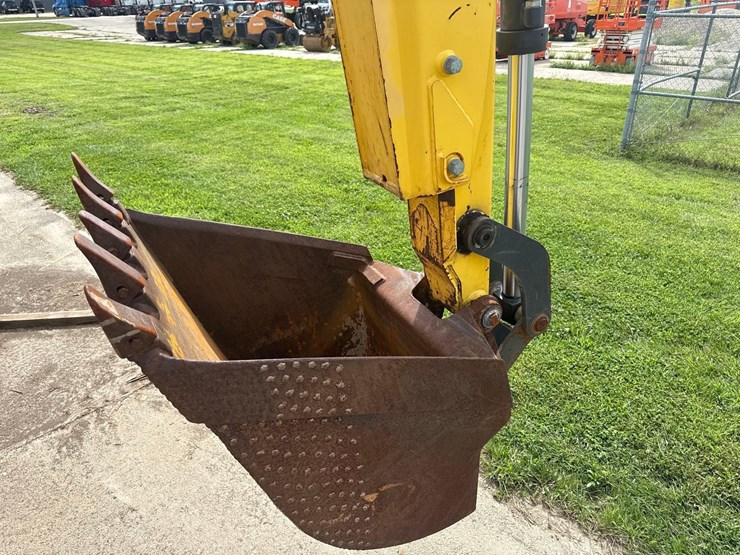 2017-new-holland-b95c-image-11