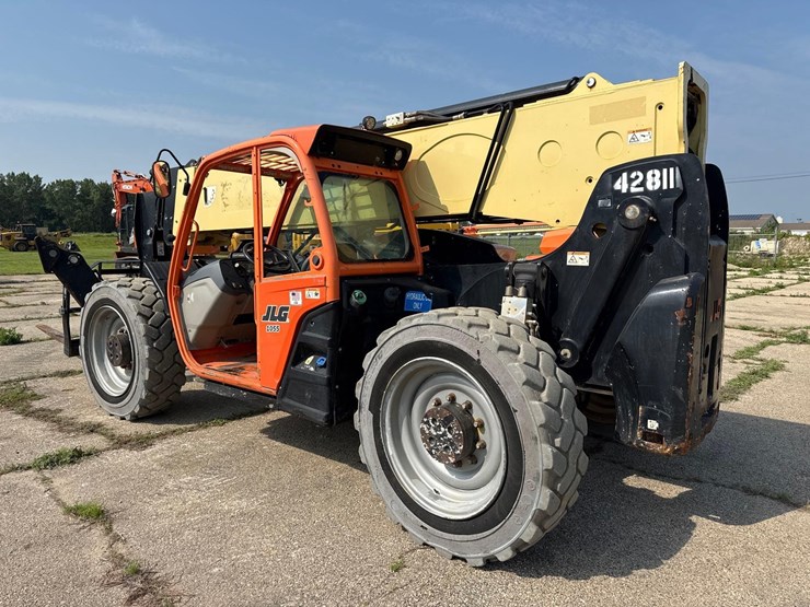 2017-jlg-1055-image-3