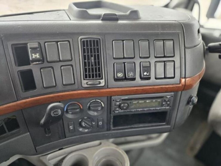 2012-volvo-d13-t/a-hiway-tractor---day-cab-4v4nc9e-image-33