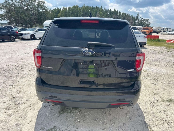 2016-ford-explorer-image-24