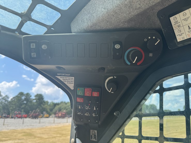 2024-deere-317g-image-15