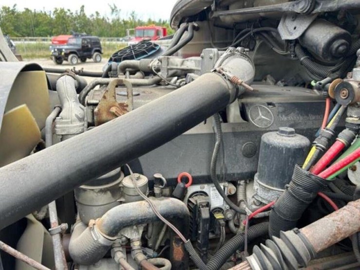 2006-freightliner-business-class-m2-106-image-24