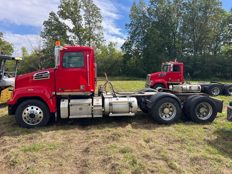 2017-western-star-4700sf-image-1