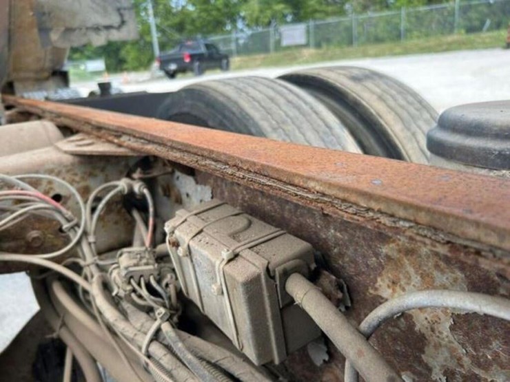 2005-volvo-wxll-tri/a-dump-truck-4v5k99gh55n391882-image-42
