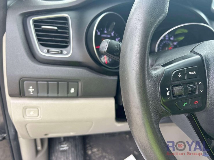 2015-kia-sedona-image-14