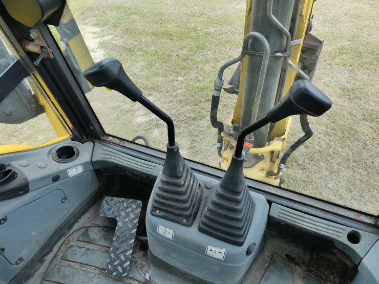 new-holland-b95b-image-15