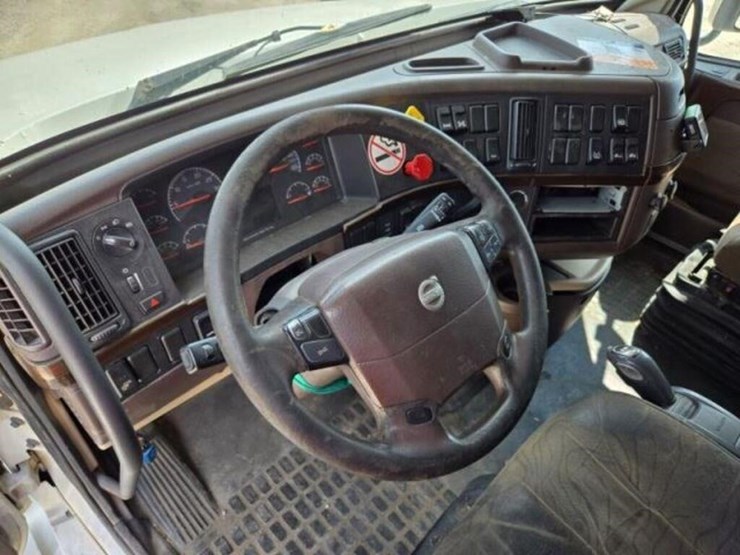 2015-volvo-vnl-t/a-hiway-tractor---sleeper-4v4nc9e-image-18
