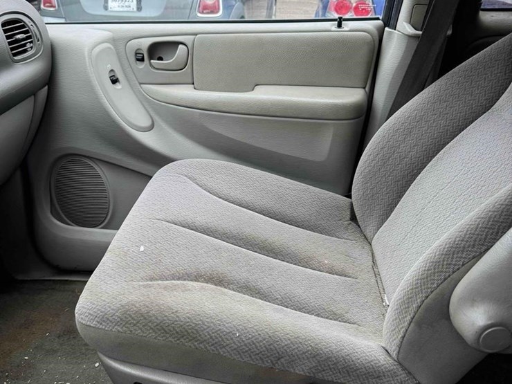 2006-chrysler-town-&-country-image-12