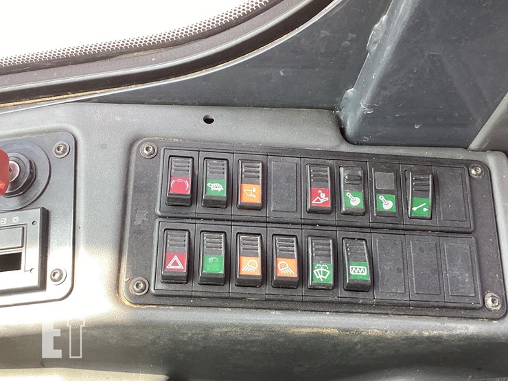 2021-deere-304l-image-14