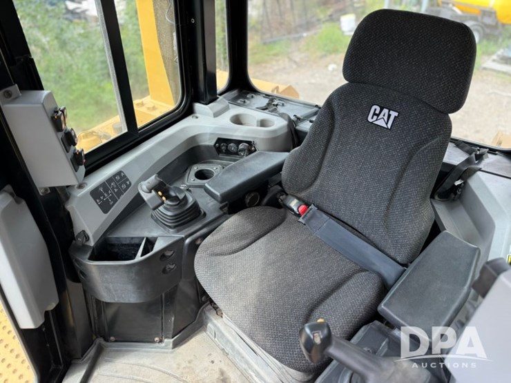 2019-caterpillar-d6t-image-26