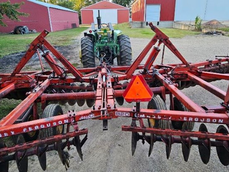 massey-ferguson-820-image-4