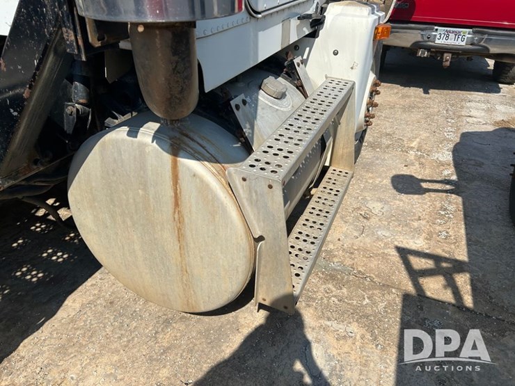 1998-freightliner-day-cab-truck-(cp0657,-unit-28648)-image-21