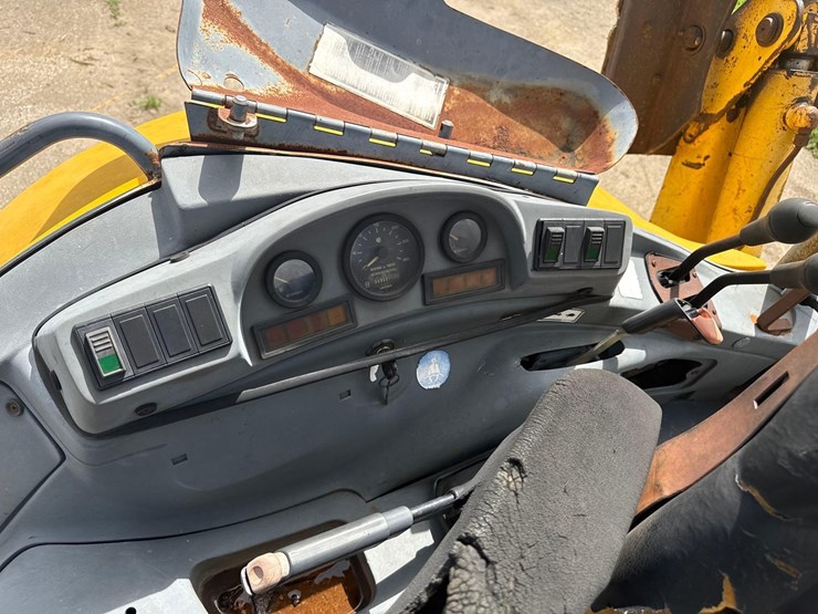 new-holland-555e-image-14