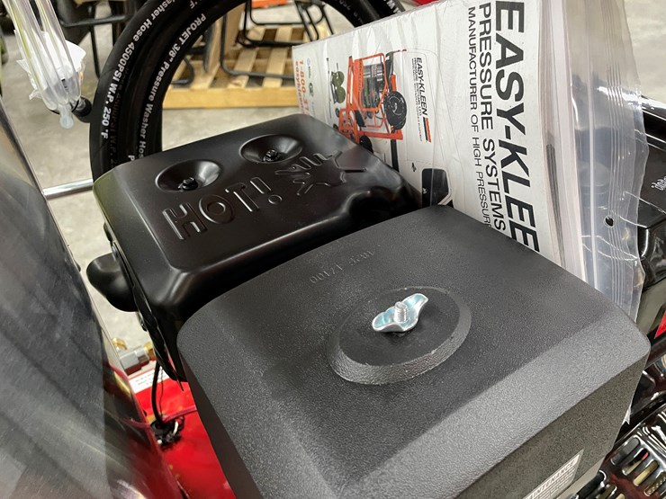 #2752-•-new-magnum-4000-hot-water-pressure-washer-image-9