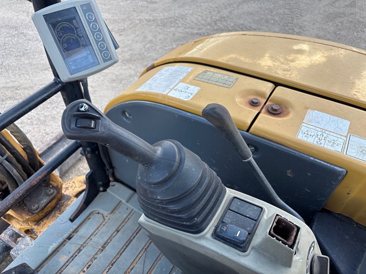 2016-caterpillar-303-image-11