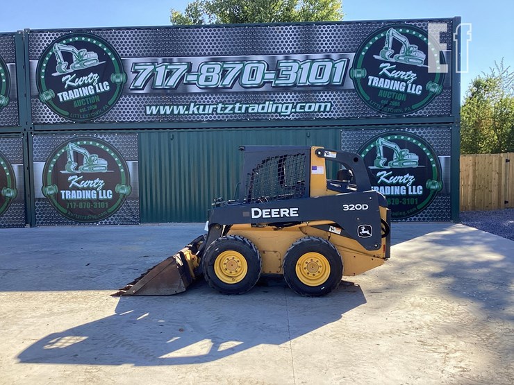 2012-deere-320d-image-1