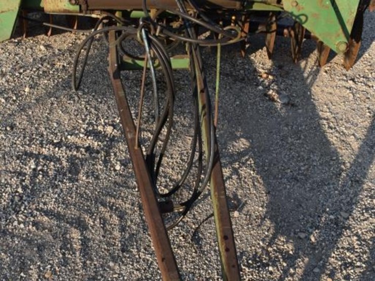 john-deere-235-image-2