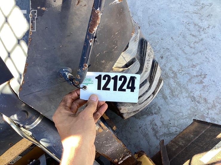2012-deere-320d-image-30