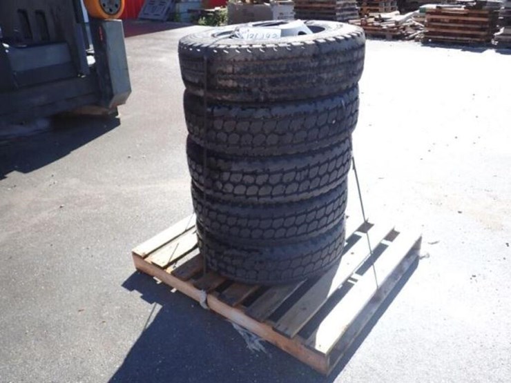 qty-of-(5)-perelli-215/75r17.5-tire(s)-&-rim(s)-image-1