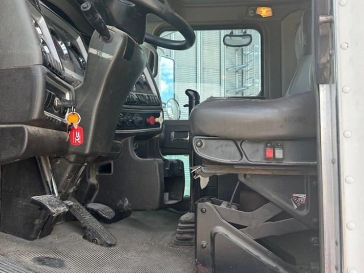2011-kenworth-t800-image-15