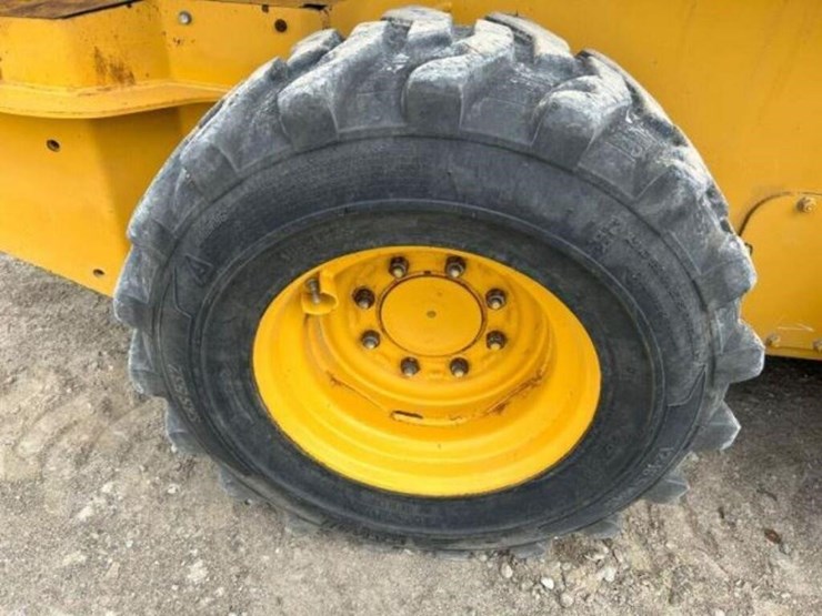 2017-deere-320e-image-55