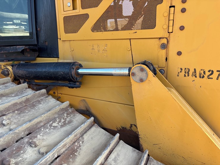 2015-caterpillar-d6n-lgp-image-9