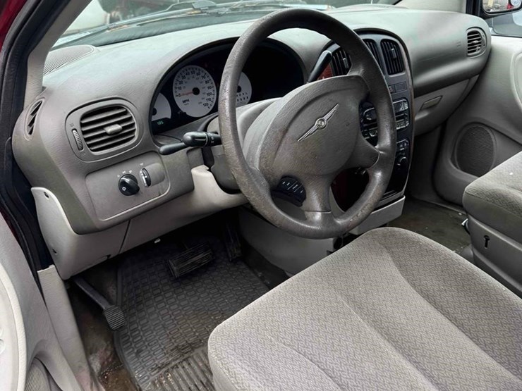 2006-chrysler-town-&-country-image-15