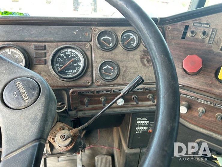 1998-freightliner-day-cab-truck-(cp0657,-unit-28648)-image-38