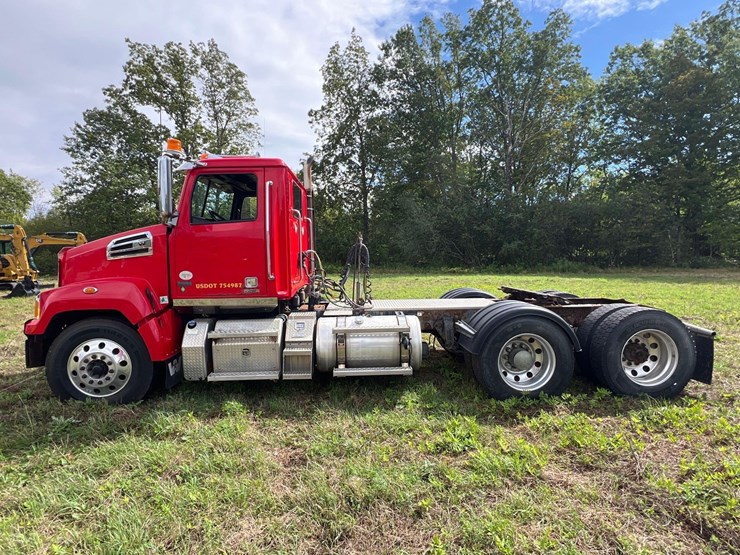 2017-western-star-4700sf-image-1