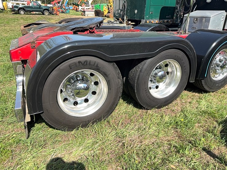 2010-peterbilt-389-image-10