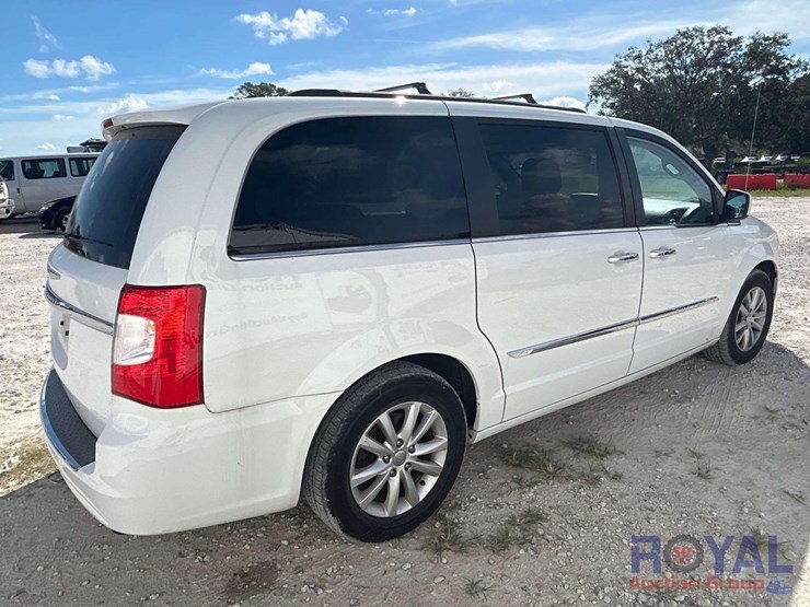 2016-chrysler-town-&-country-image-3