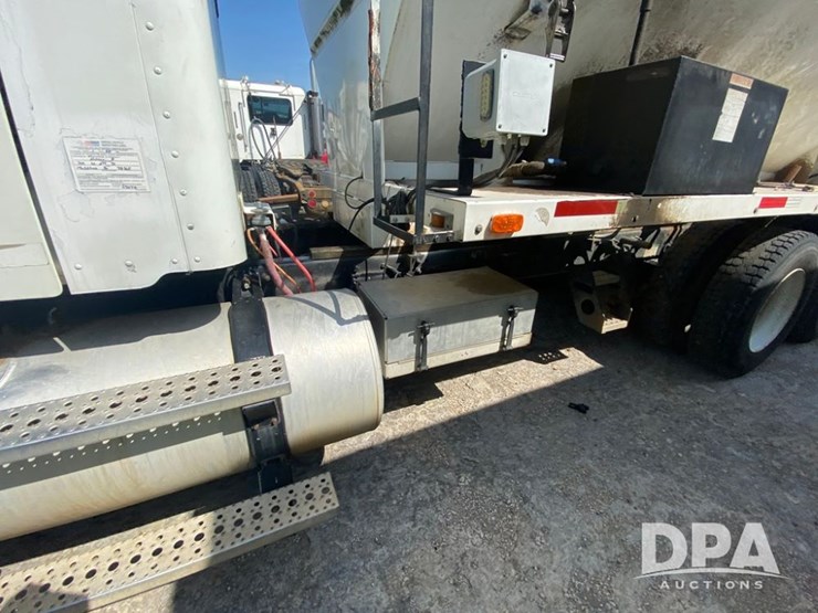 2005-freightliner-dry-tender-truck-(pz13841,-unit-28072)-image-4
