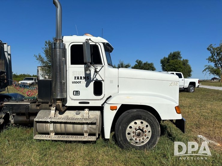 1997-freightliner-fld120-image-15