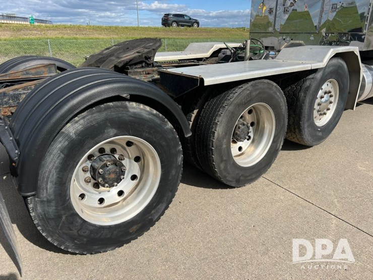 2012-kenworth-w900-image-11