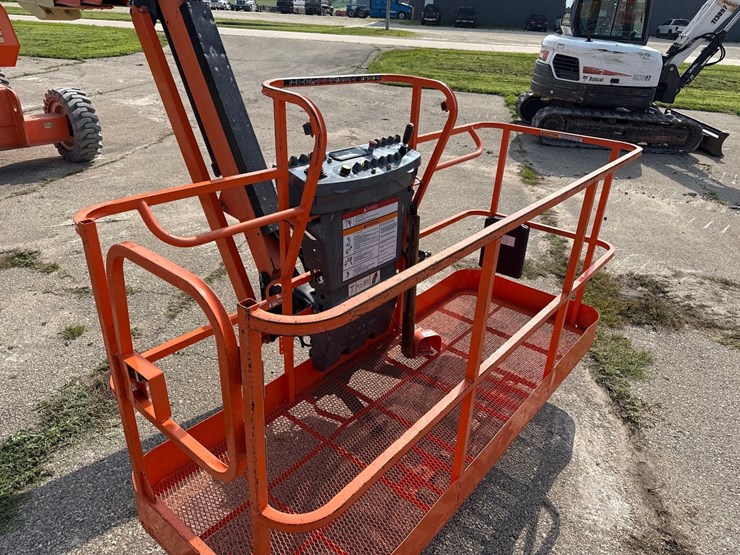 2017-jlg-660sj-image-8
