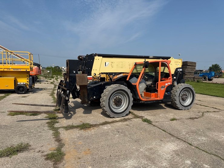 2017-jlg-1055-image-1
