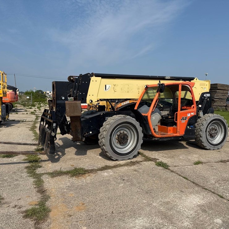 2017 JLG 1055