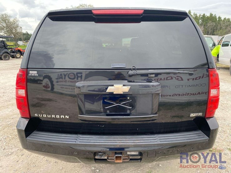 2011-chevrolet-suburban-image-22
