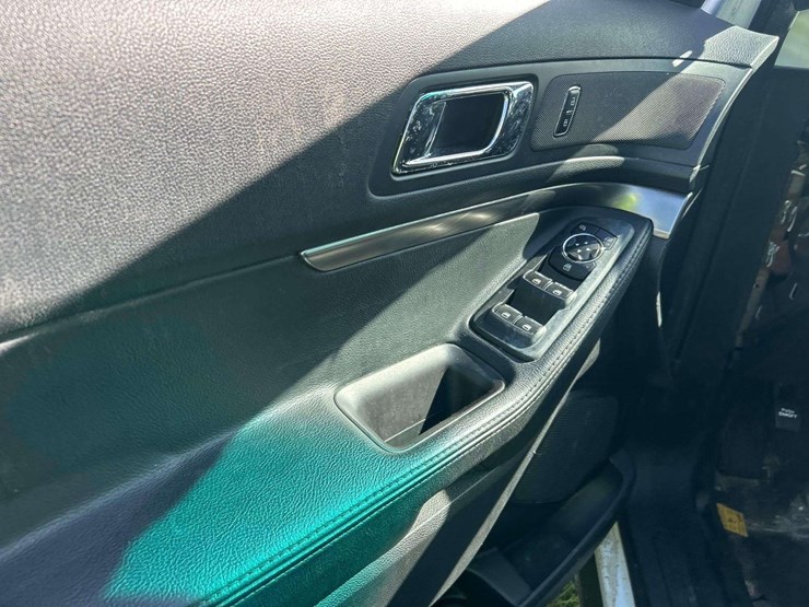 2017-ford-explorer-image-10