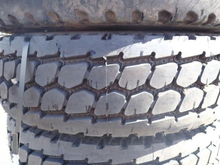 qty-of-(5)-perelli-215/75r17.5-tire(s)-&-rim(s)-image-6